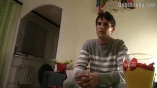 Aqui temos este gay que irá oferecer o seu cu