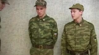 Três soldados sedutores se divertem!