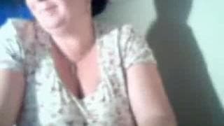 Uma mulher que mostra o seu peito  Uma mulher que mostra o seu peito