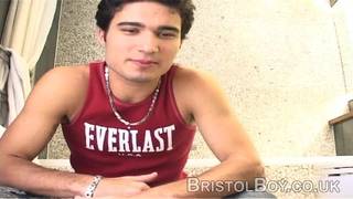 Um jovem moreno bate punheta