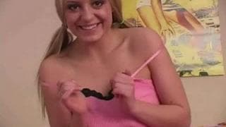 Caricias delicadas na webcam com esta loira Caricias delicadas na webcam com esta loira