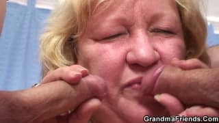 Paga jovens para uma sessão de sexo