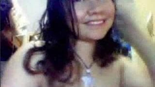Esta jovem dedilha em frente a camera Esta jovem dedilha em frente a camera