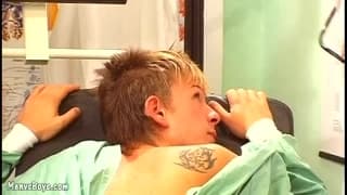 Doutor transa um jovem paciente Doutor transa um jovem paciente