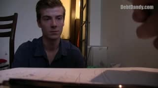 Outro jovem dando a bunda por dinnheiro