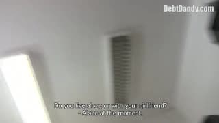 Ele fica nua e fode por dinheiro!