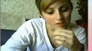 Esta jovem mostra as suas curvas !