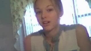 Um video na webcam com uma linda jovem Um video na webcam com uma linda jovem