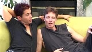 Um jovem twink é fodido por cara velho