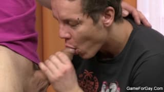 Estes dois gays adoram se satisfazer!