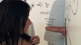 Shirly goza de um gloryhole com um pau grande