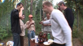 Duas belas mulheres numa orgia ao ar livre!