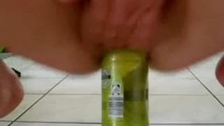 Esta puta mostra como usar uma garrafa Esta puta mostra como usar uma garrafa