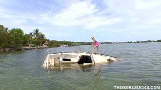 Ela chupa uma bela rola no barco! Ela chupa uma bela rola no barco!