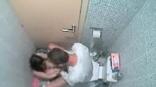 Esta jovem adora chuoar rola no banheiro Esta jovem adora chuoar rola no banheiro