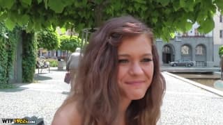 Kelly vai adorar transar ao ar livre