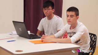 Gina ensina estes jovens como transar