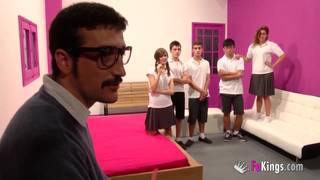 Uma orgía entre estudantes muito timidos