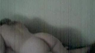 Um casal transando em sua cama Um casal transando em sua cama