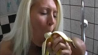 A loira que se masturba com uma banana A loira que se masturba com uma banana