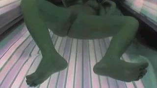 Ela se masturba trabalhando o bronze! Ela se masturba trabalhando o bronze!