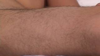 Mac goza tocando seu pénis na cama