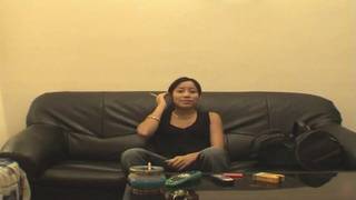 Feliz asiática fodendo no sofá em casa!