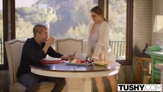 Natasha Nice leva na bunda pela preimeira vez