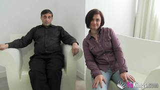 Um casal transando em quarto de hotel