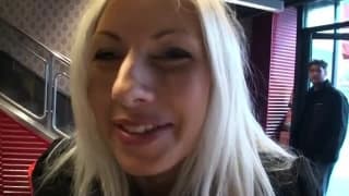 Esta loira goza de dois paus hoje Esta loira goza de dois paus hoje
