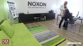 Lucie é uma secretária demasiada quente Lucie é uma secretária demasiada quente