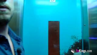 Uma rapariga com homem mais velho