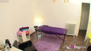 Massagem com massagista nua