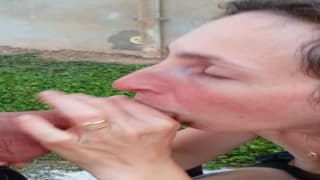 Esta milf faz boquete no teraço! Esta milf faz boquete no teraço!
