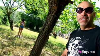 Pamela é uma espanhola transando ao ar livre