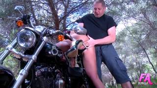 Sexo no meio da natureza com Jenny Hard