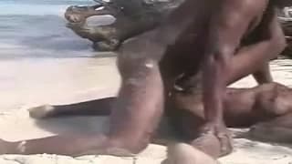 Uma negra com o amigo transando na praia Uma negra com o amigo transando na praia