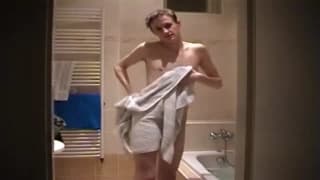 Em casa diverte-se sozinho