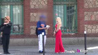 Clara sensual é loira a curtir