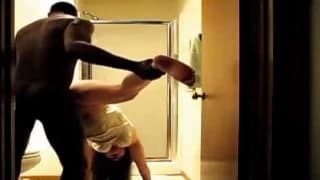 Ela chupa o sexo deste preto sexy