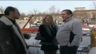 Uma loira suga nas escadas!