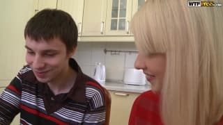 Esta loira anda muito animada Esta loira anda muito animada