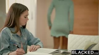 Uma enorme rola preta na bunda de Riley Reid