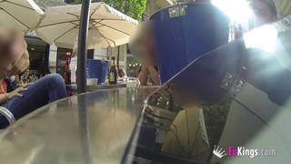 Esta puta vai para o banheiro transar