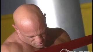 Arpad Miklos transando num ringue de boxe Arpad Miklos transando num ringue de boxe