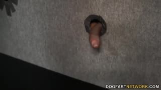 Uma loira gostosa chupando pau num gloryhole