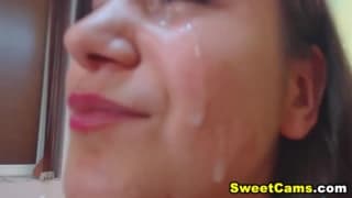 Uma boa dose de esperma na cara Uma boa dose de esperma na cara