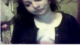 Ela expoe suas mamas na webcam! Ela expoe suas mamas na webcam!