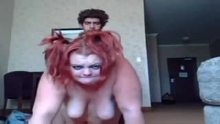 Ele fode-a agarrando-a pelo cabelo!