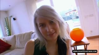 Lora Row senta-se encima deste gajo